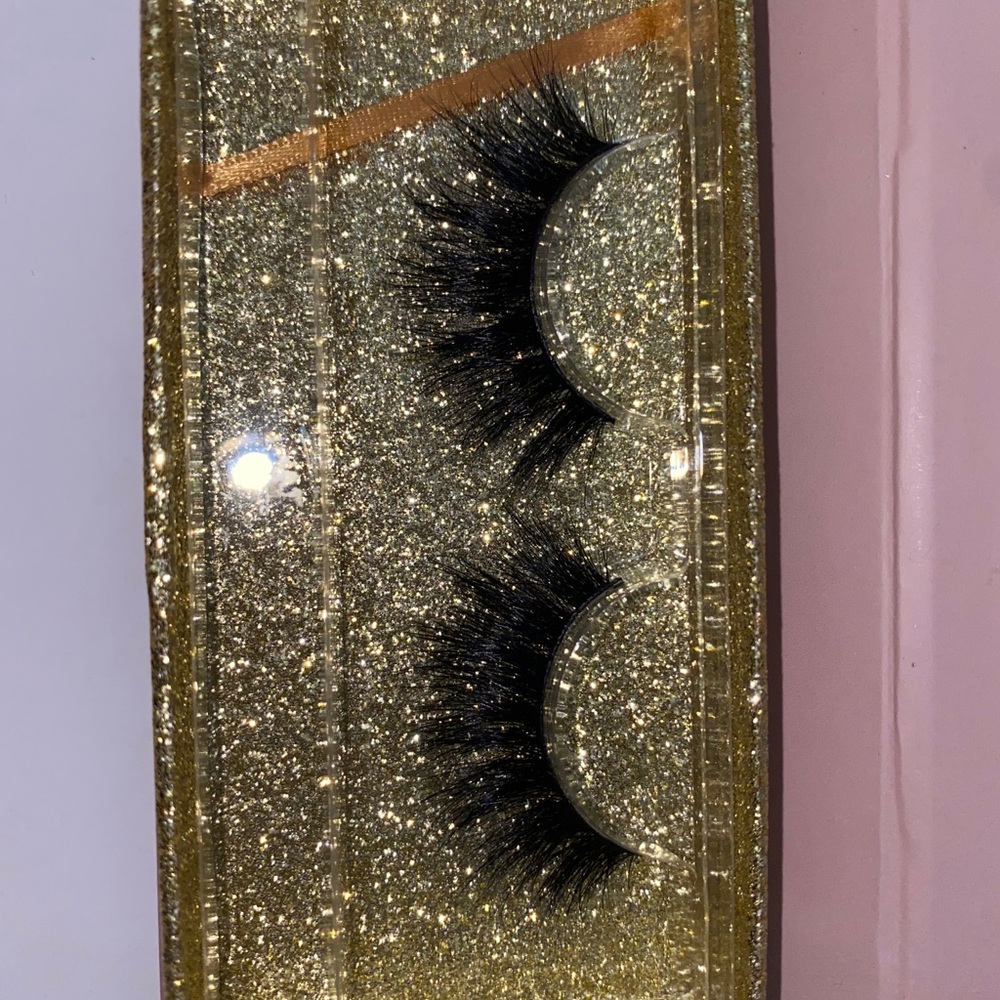 Lashes - Picture 2 of 3